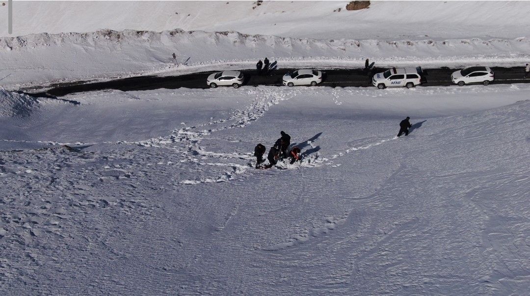 Van Bahçesaray yolunda çığ incelemesi yapıldı