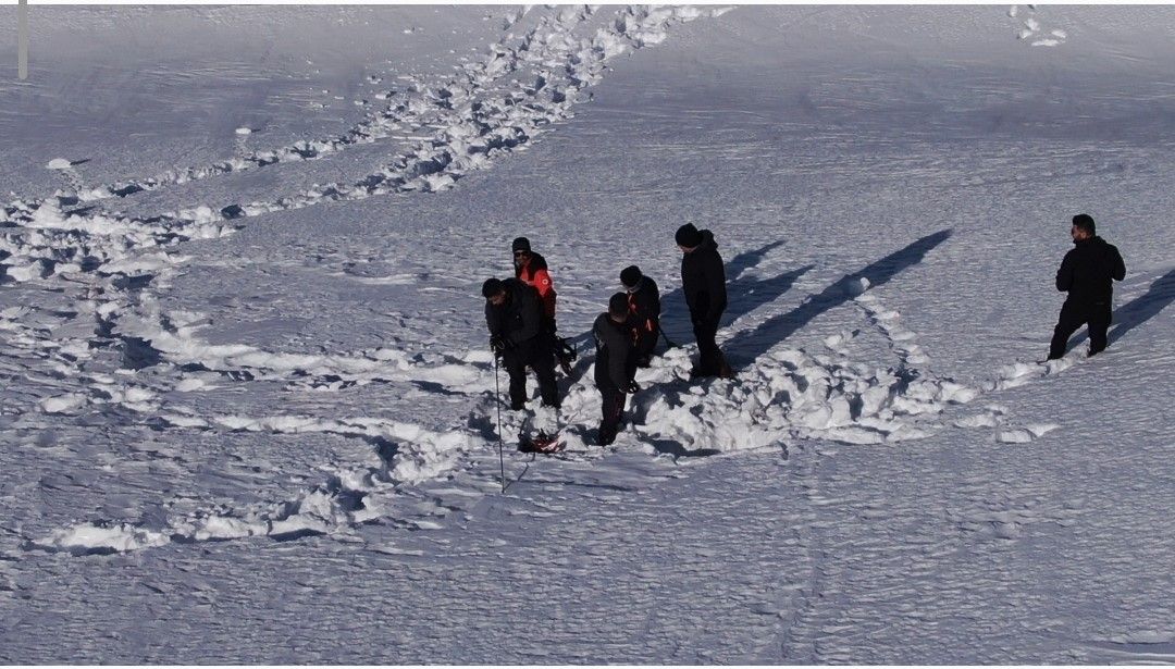 Van Bahçesaray yolunda çığ incelemesi yapıldı