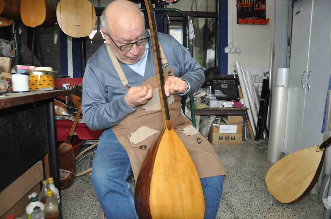 73 yaşındaki usta, kaybolan "tar" geleneği için çırak arıyor