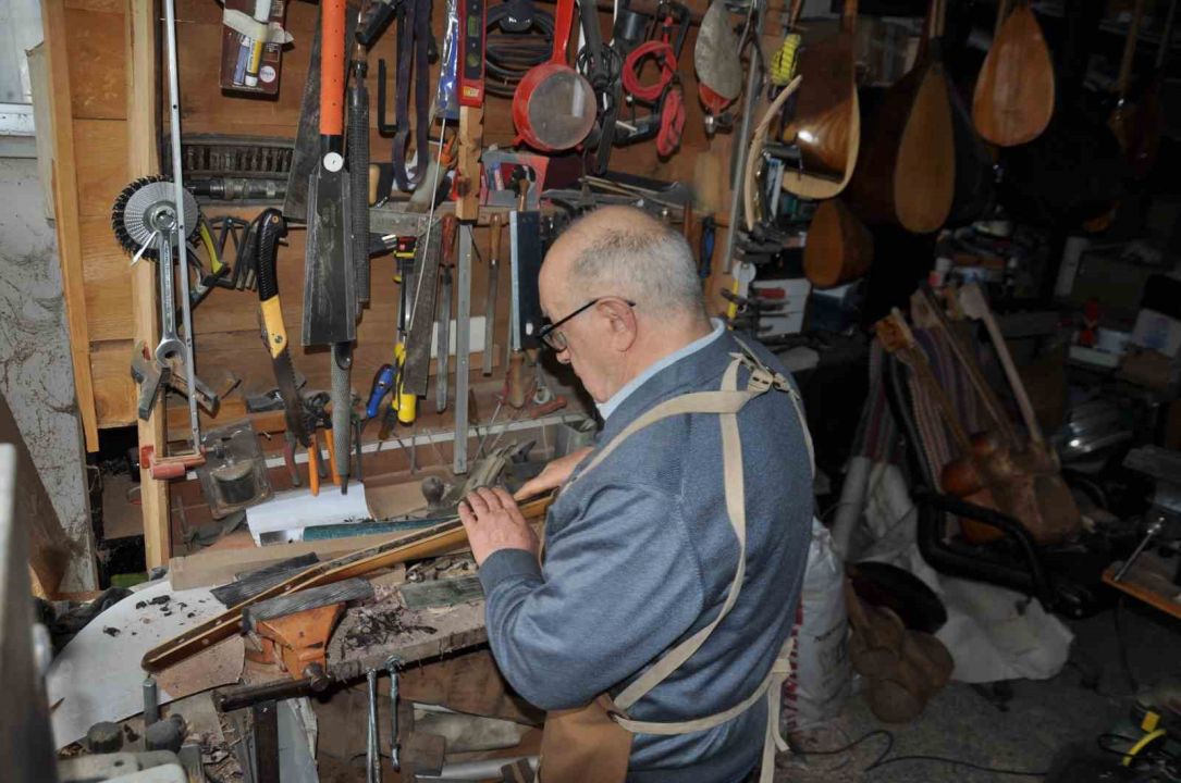 73 yaşındaki usta, kaybolan "tar" geleneği için çırak arıyor