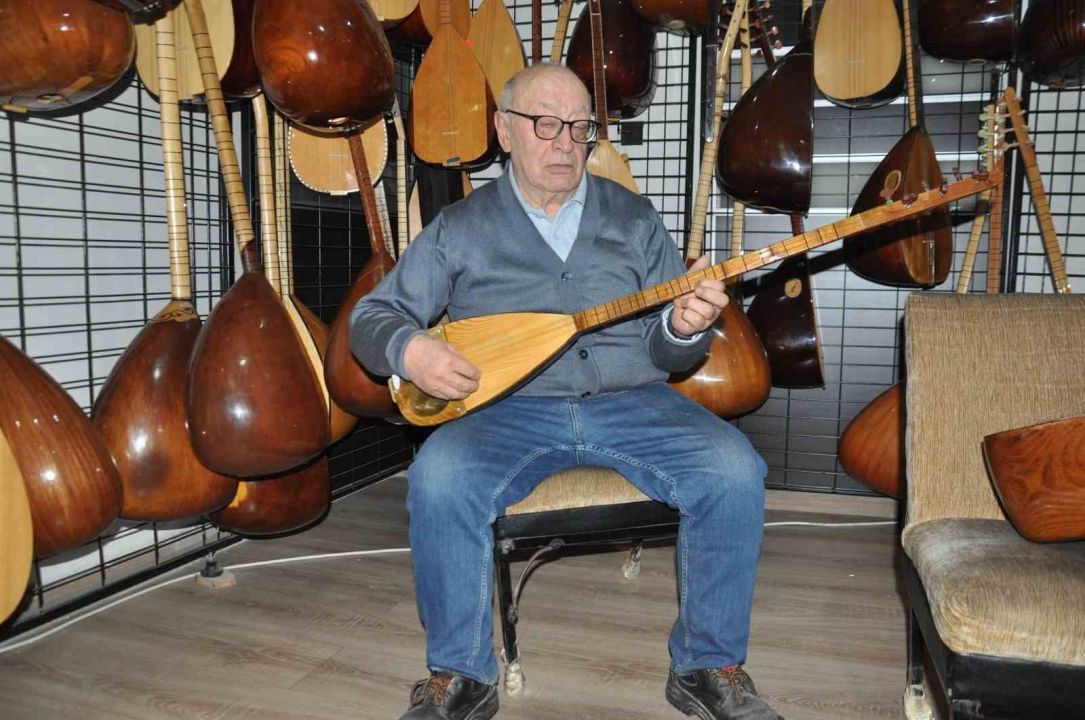 73 yaşındaki usta, kaybolan "tar" geleneği için çırak arıyor