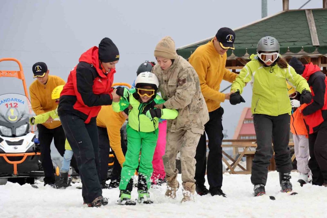 Erzurum Palandöken’de sevgiye uzanan jandarma eli