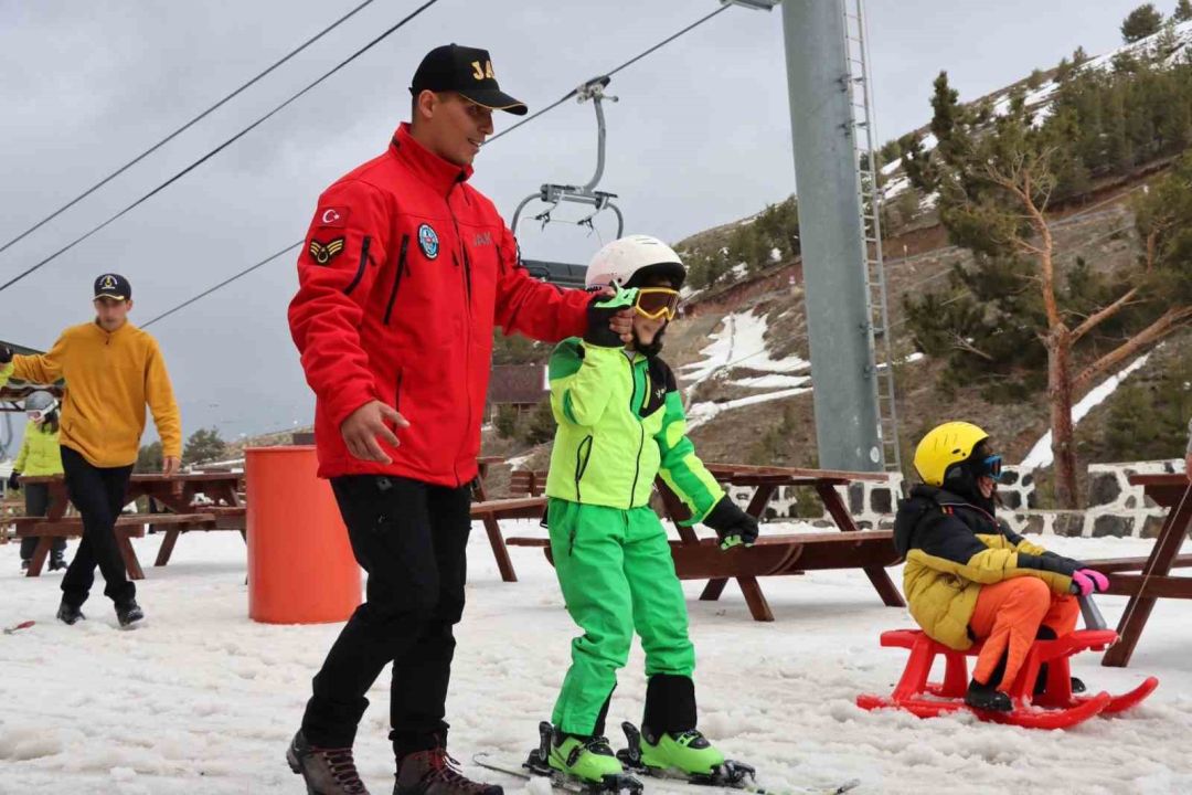 Erzurum Palandöken’de sevgiye uzanan jandarma eli