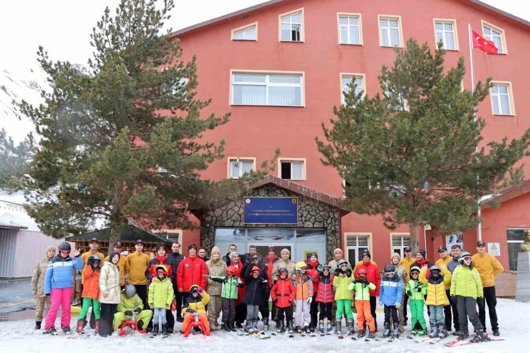 Erzurum Palandöken’de sevgiye uzanan jandarma eli