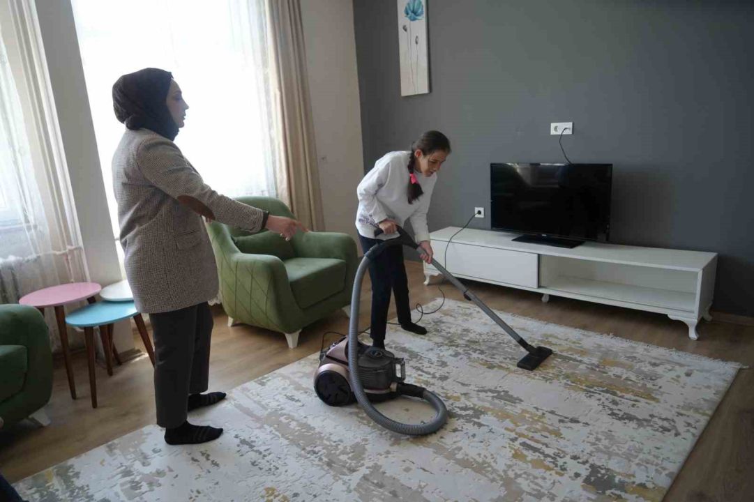 Öözel öğrencilere ev ortamında yaşam becerisi eğitimi alıyor