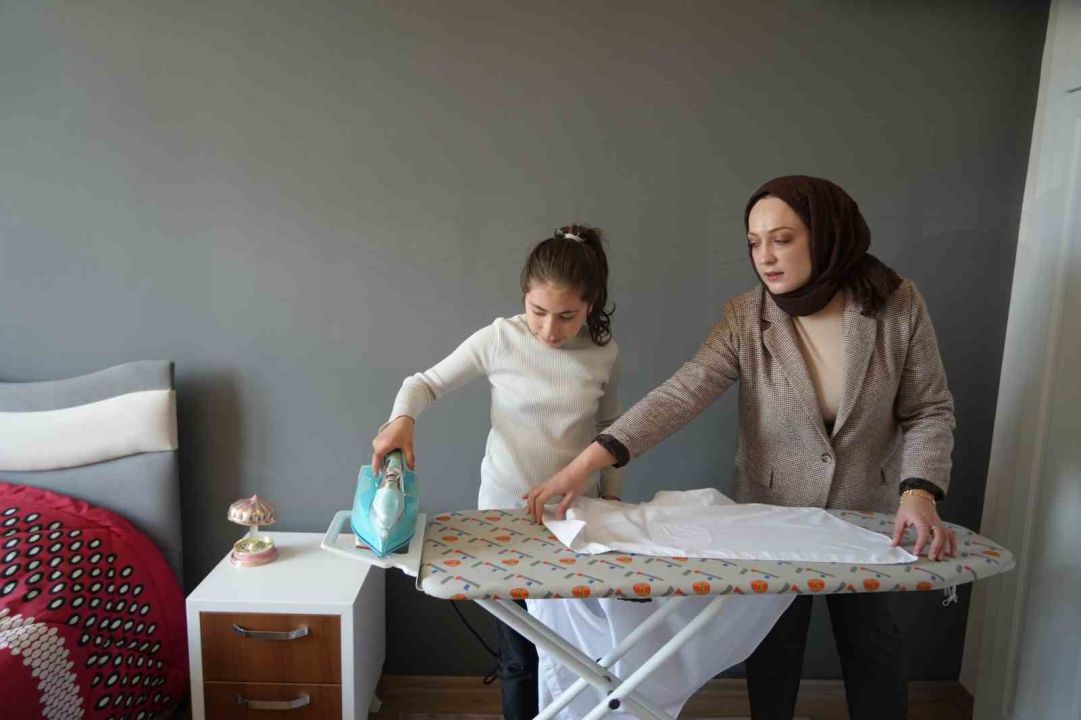 Öözel öğrencilere ev ortamında yaşam becerisi eğitimi alıyor