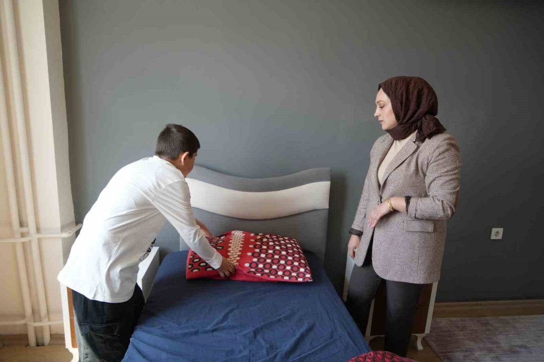 Öözel öğrencilere ev ortamında yaşam becerisi eğitimi alıyor