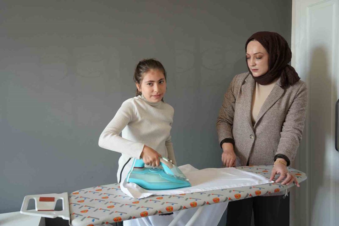 Öözel öğrencilere ev ortamında yaşam becerisi eğitimi alıyor