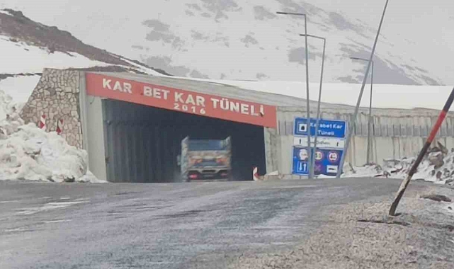 Van-Bahçesaray Karabet Geçidi'nde kar etkili oluyor