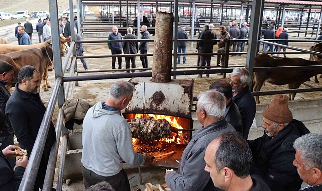 35 yıldır hayvan pazarında cağ kebabı yapıyor