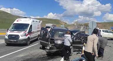 Ağrı'da iki araç çarpıştı: 5 yaralı