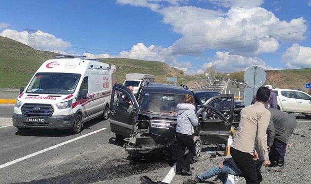 Ağrı'da iki araç çarpıştı: 5 yaralı