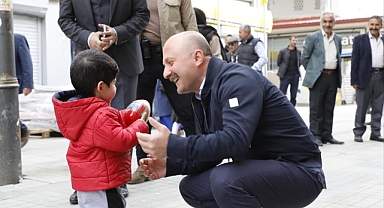 Ağrı Valisi Dr. Osman Varol, esnaf ve vatandaşların Ramazan Bayramı'nı kutladı