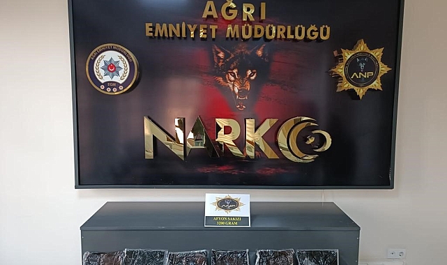 Ağrı'da 85 yaşındaki şahsın üzerine sarılı halde saklanmış Afyon sakızı yakalandı