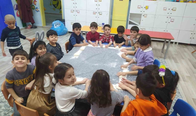 Ağrı'da minik öğrenciler aileleri için iftar ekmeği hazırladı