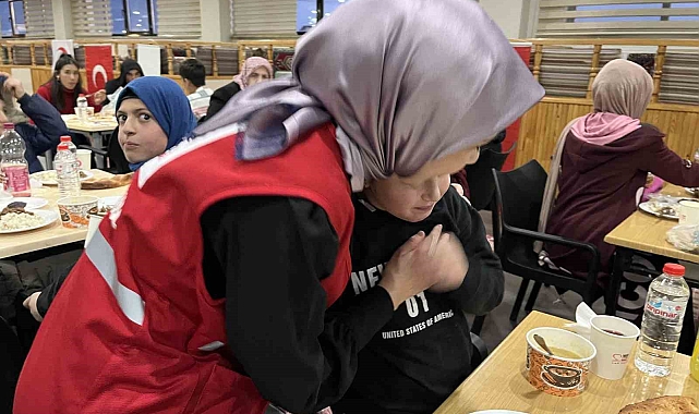 Ağrılı Kimsesiz Çocuklar Kızılay'ın İftar Sofrasında Buluştu