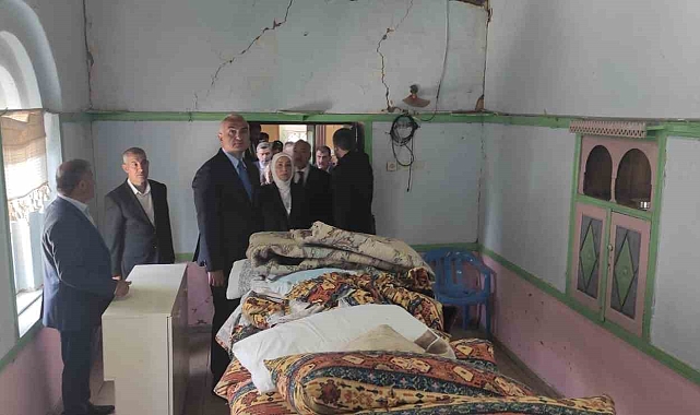 Bakan Ersoy, depremde hasar alan cemevini ziyaret etti