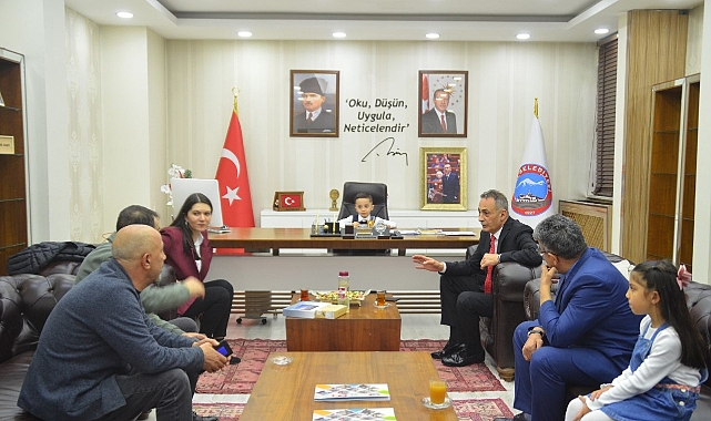 Başkan Karadoğan 23 Nisan'da Makamını Öğrencilere bıraktı.