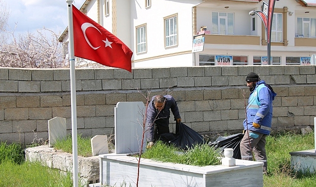 Bayram öncesi mezarlıklarda hummalı temizlik çalışması