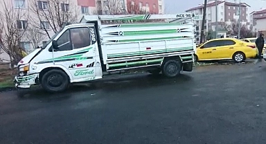 Bingöl'de ticari taksi ile kamyonet çarpıştı: 5 yaralı