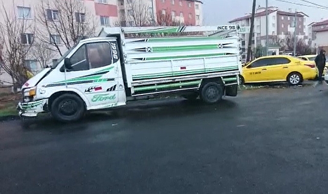 Bingöl'de ticari taksi ile kamyonet çarpıştı: 5 yaralı