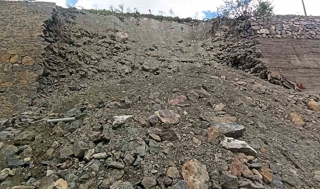 Çöken istinat duvarı tehlike oluşturuyor