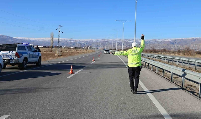 Emniyet kemerinin kullanımının önemine dikkat çekmek için yollarda 'Bu Yolda Sana Çok Güveniyoruz' afişleri yer alacak