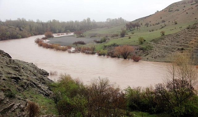 Erzincan'da yağmur nehir debilerini artırdı
