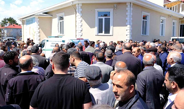 Evde ölü bulunan öğretmen son yolculuğuna uğurlandı