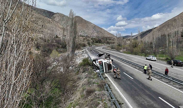 Freni boşalan tır yan devrildi