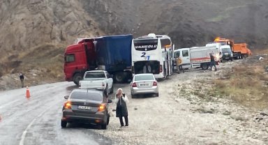 Hakkari'de trafik kazası: 3 ölü, 3 yaralı