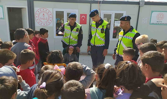 Jandarmadan depremzede çocuklara trafik eğitimi