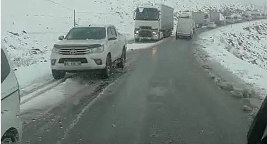 Kar yağışı ulaşımı aksattı