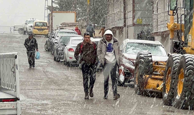 Kars Nisan'da kışı yaşıyor