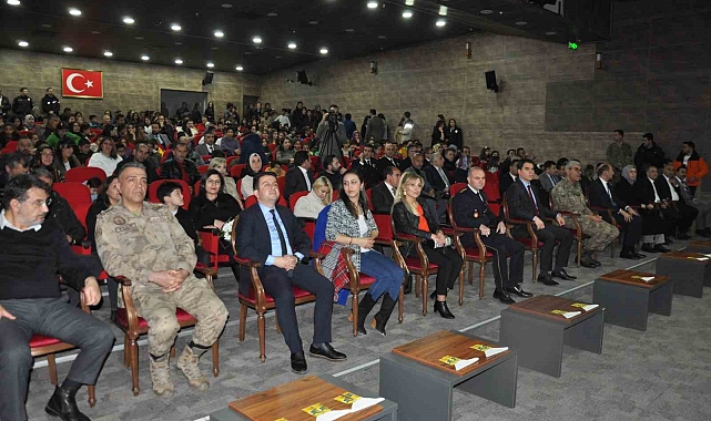Kars'ta şiirler polisler için okundu