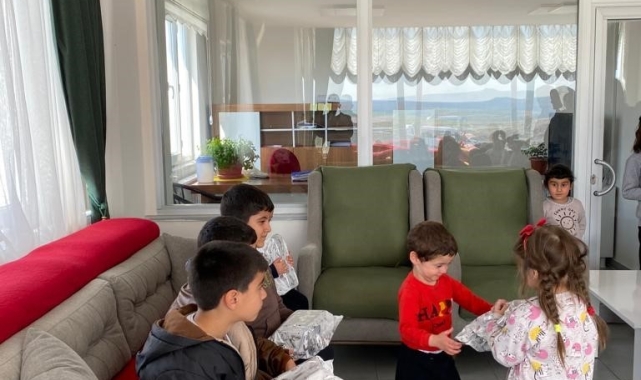 Kur'an kursu öğrencilerinden depremzede anlamlı destek