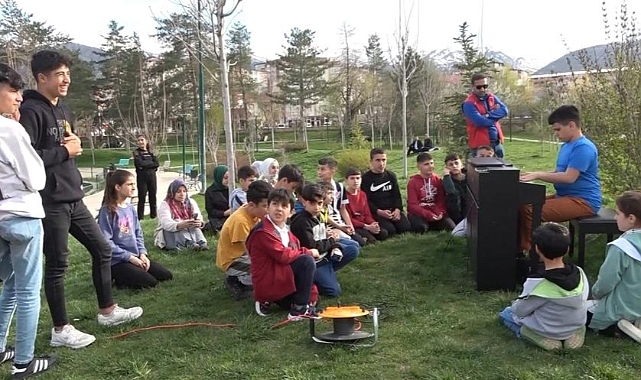 'Kusursuz kulak' Bager depremzede çocuklar için piyano çaldı