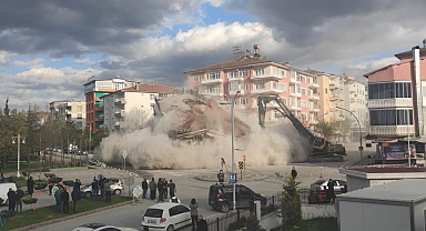 Malatya'da hasarlı binaların yıkımı sürüyor