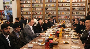 Malazgirt'te depremzedeler, şehit aileleri ve gaziler onuruna iftar yemeği