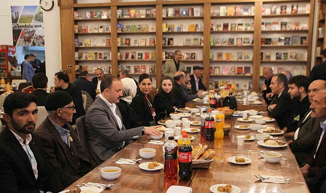 Malazgirt'te depremzedeler, şehit aileleri ve gaziler onuruna iftar yemeği