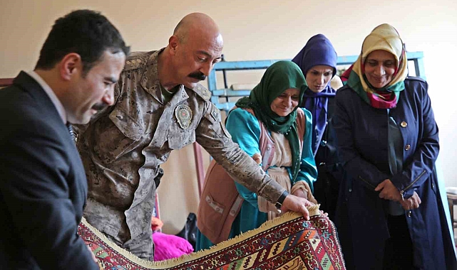 Müdür Pınar Hakkari kilimlerine hayran kaldı