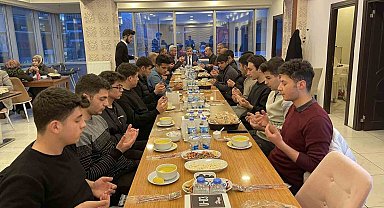 Müftü Gül, genç cemaatle iftar açtı