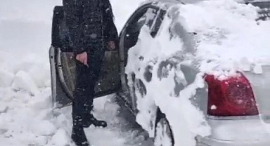 Nisan ayında yağan kar araç sahiplerini yollarda mahsur bıraktı