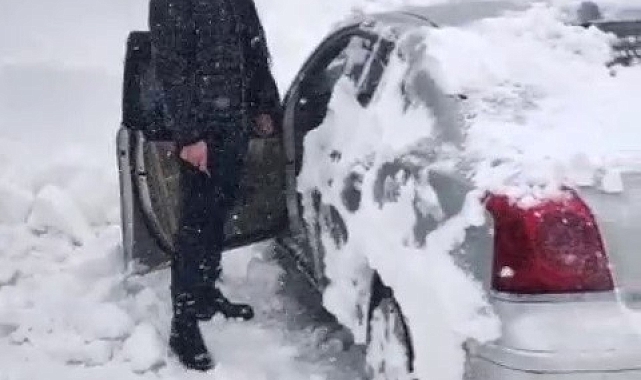 Nisan ayında yağan kar araç sahiplerini yollarda mahsur bıraktı