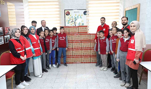 Okullardan toplanan yardımlar Kızılay'a teslim edildi