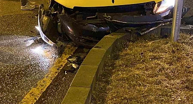 Otomobiller kavşakta kafa kafaya çarpıştı