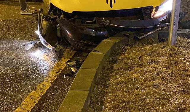 Otomobiller kavşakta kafa kafaya çarpıştı