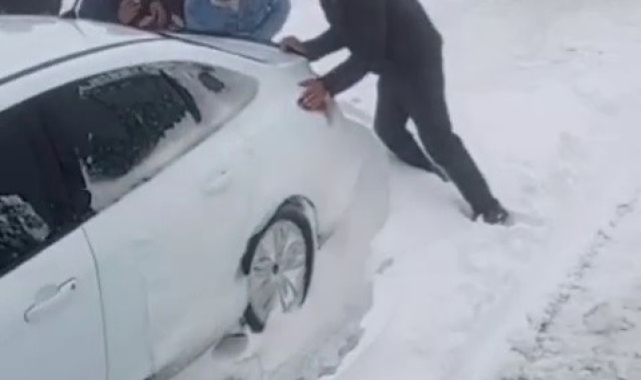 Palandöken geçidinde kar ve tipide mahsur kaldılar