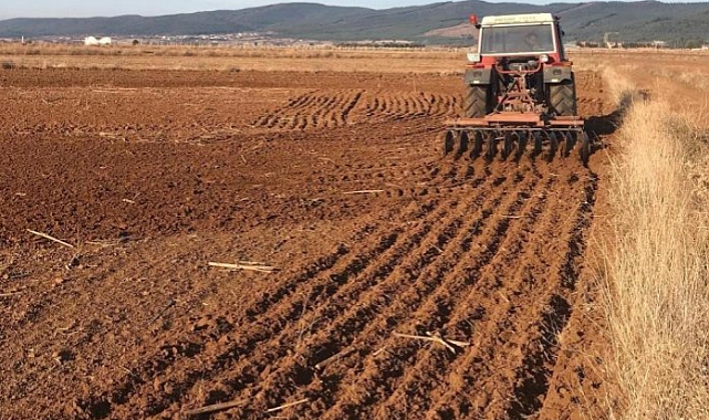 Patnos'ta çiftçiler tarlalarını ikinci kez sürüyor