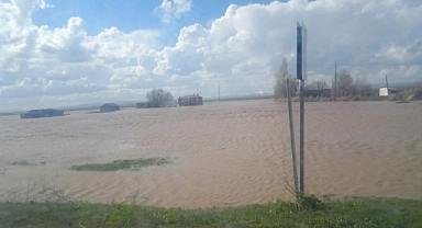 Patnos'ta kuvvetli yağış sele yol açtı
